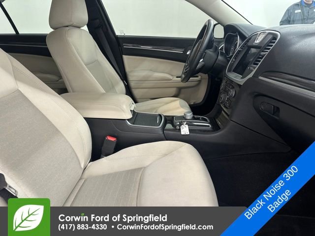 Used 2022 Chrysler 300 Touring w/ Sport Appearance Package image 9