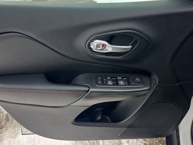 Used 2016 Jeep Cherokee Trailhawk AWD/4WD image 13