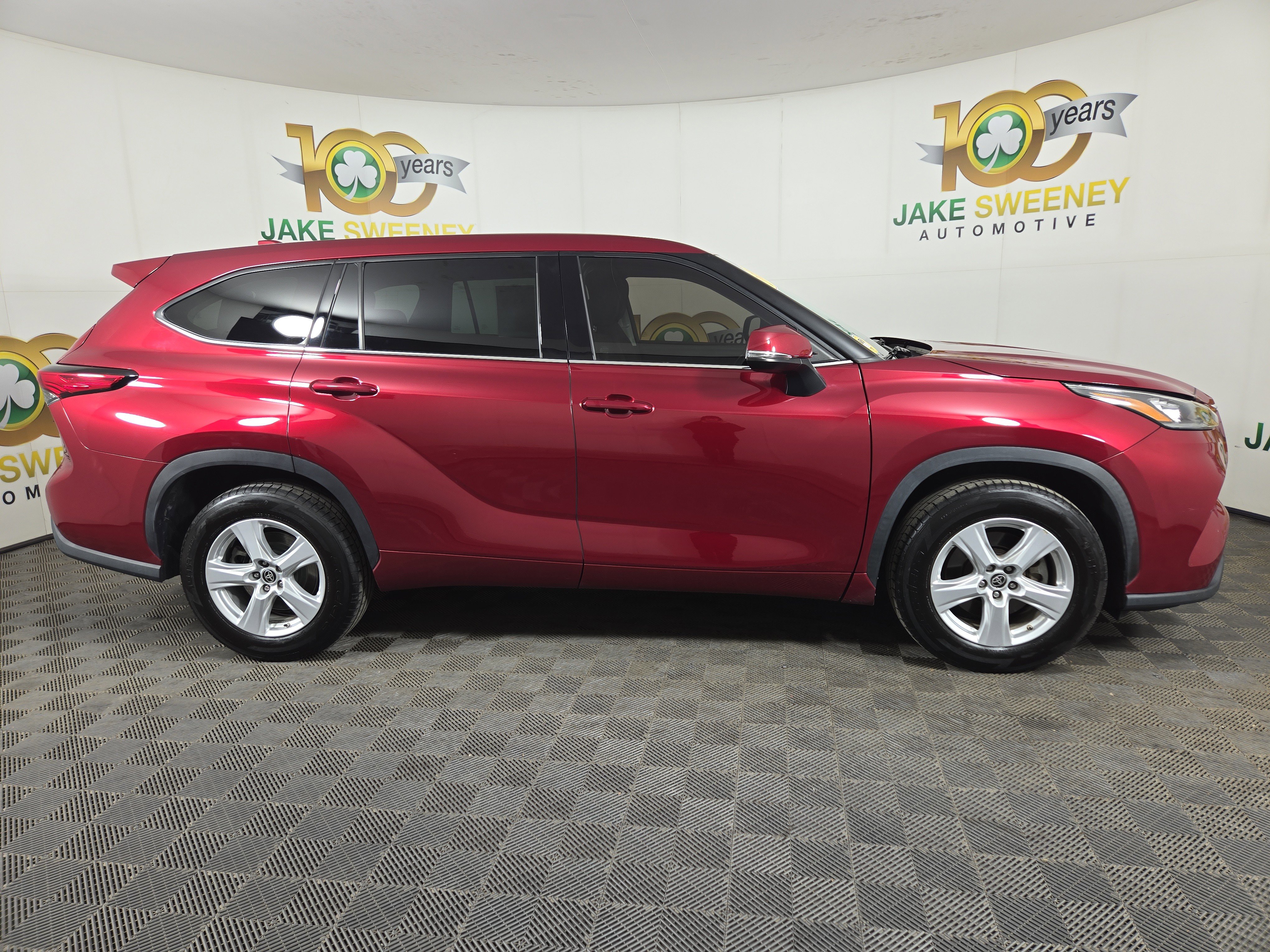 Used 2020 Toyota Highlander LE FWD image 11