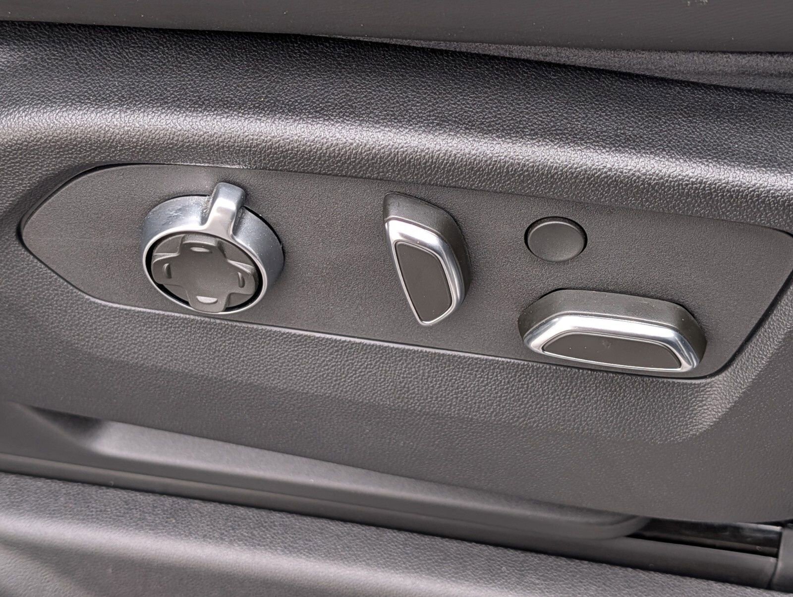 Certified 2024 Cadillac Escalade Sport Platinum w/ LPO, ONYX Package image 38