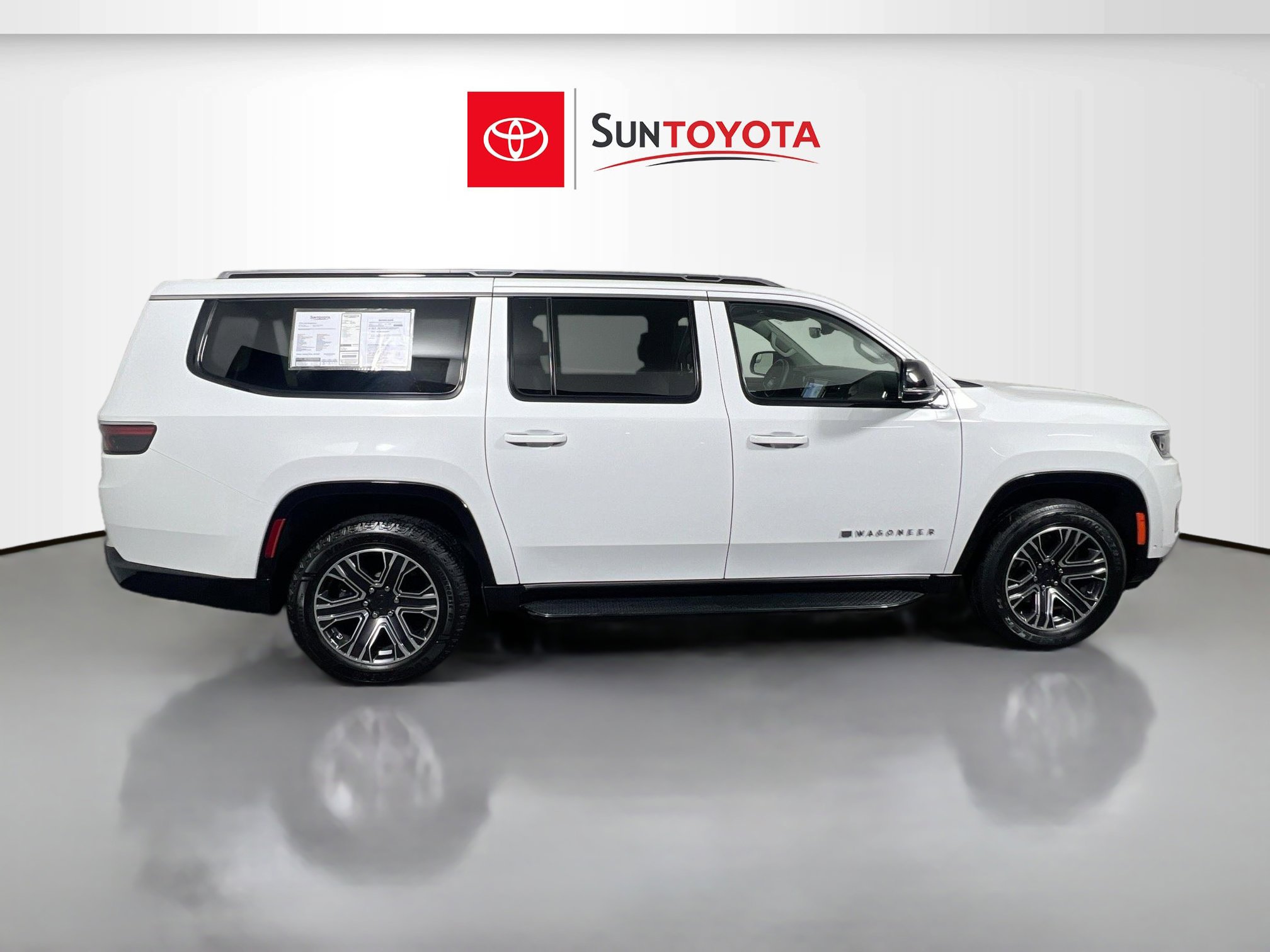 Used 2024 Jeep Wagoneer L Series II image 2