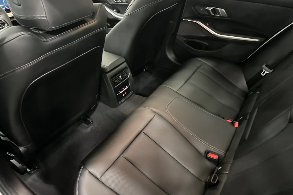 Used 2025 BMW 330i xDrive Sedan w/ Premium Package AWD/4WD image 13