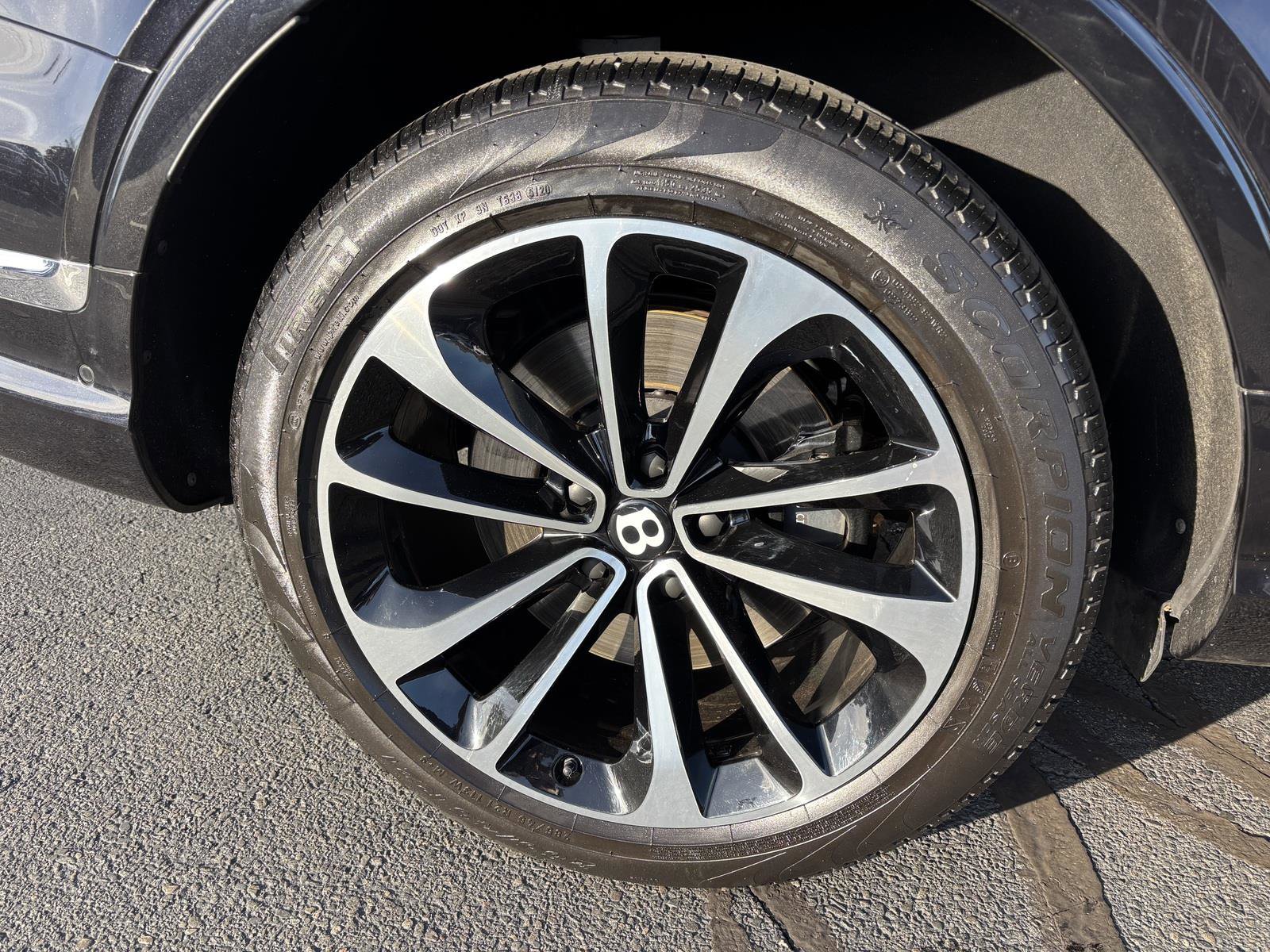 Used 2022 Bentley Bentayga image 32