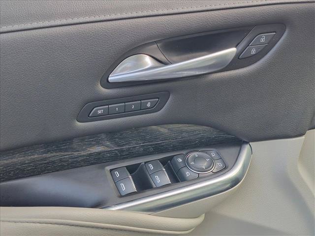 Used 2022 Cadillac XT4 Premium Luxury w/ Enhanced Visibility Package FWD image 2