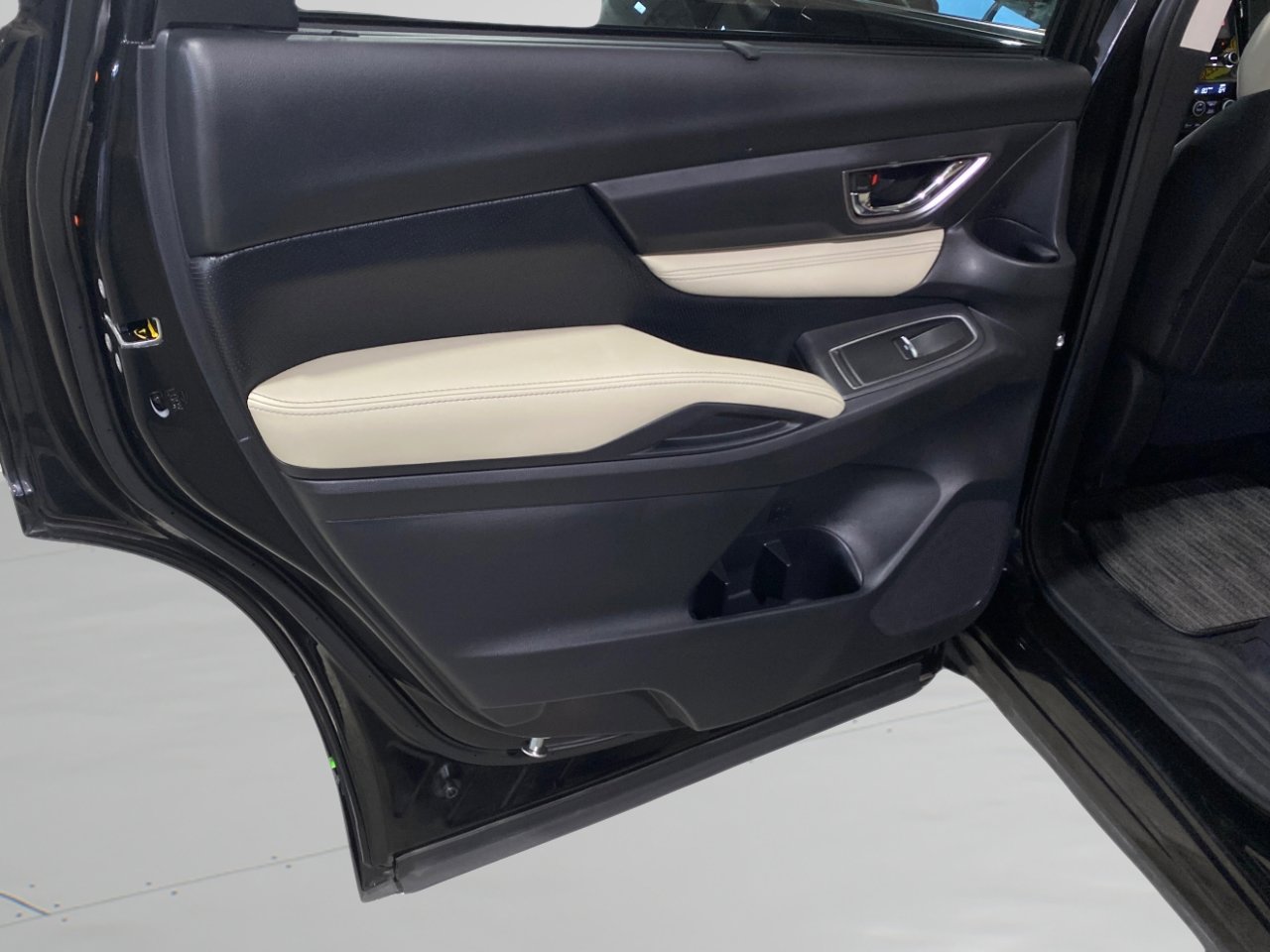 Used 2022 Subaru Ascent Limited image 7