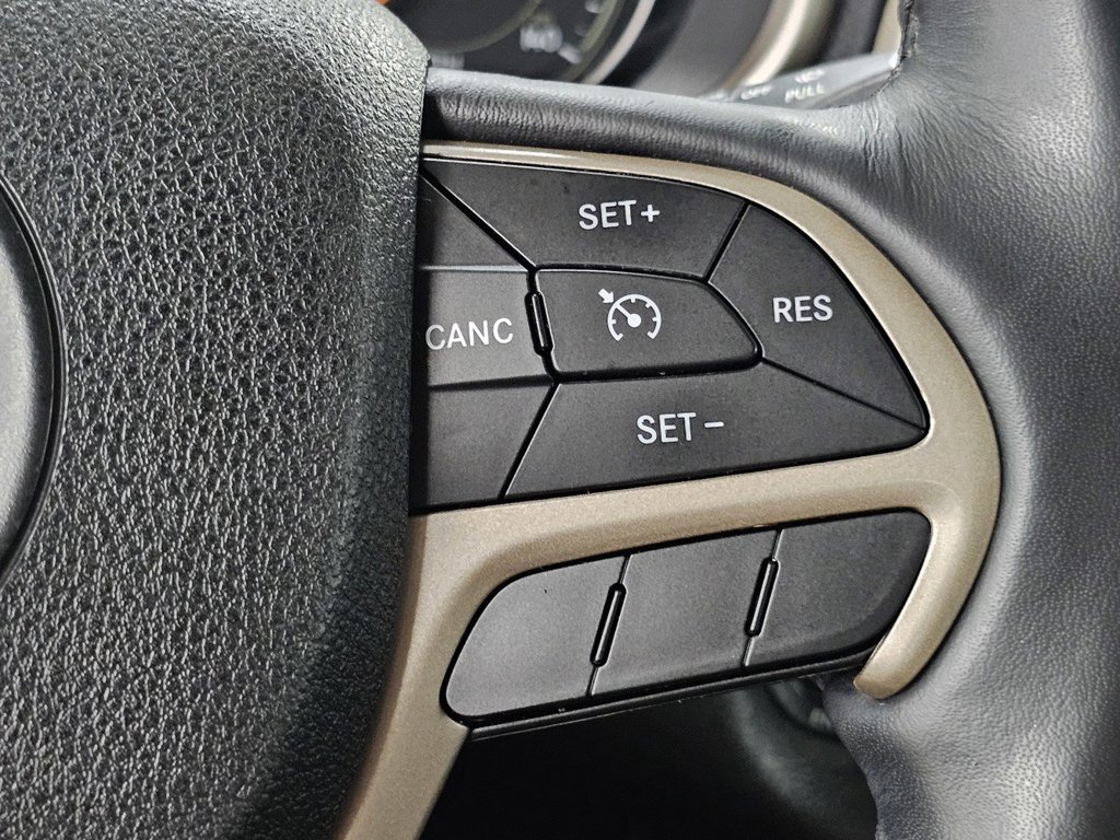 Used 2015 Jeep Cherokee Latitude w/ Comfort/Convenience Group FWD image 35