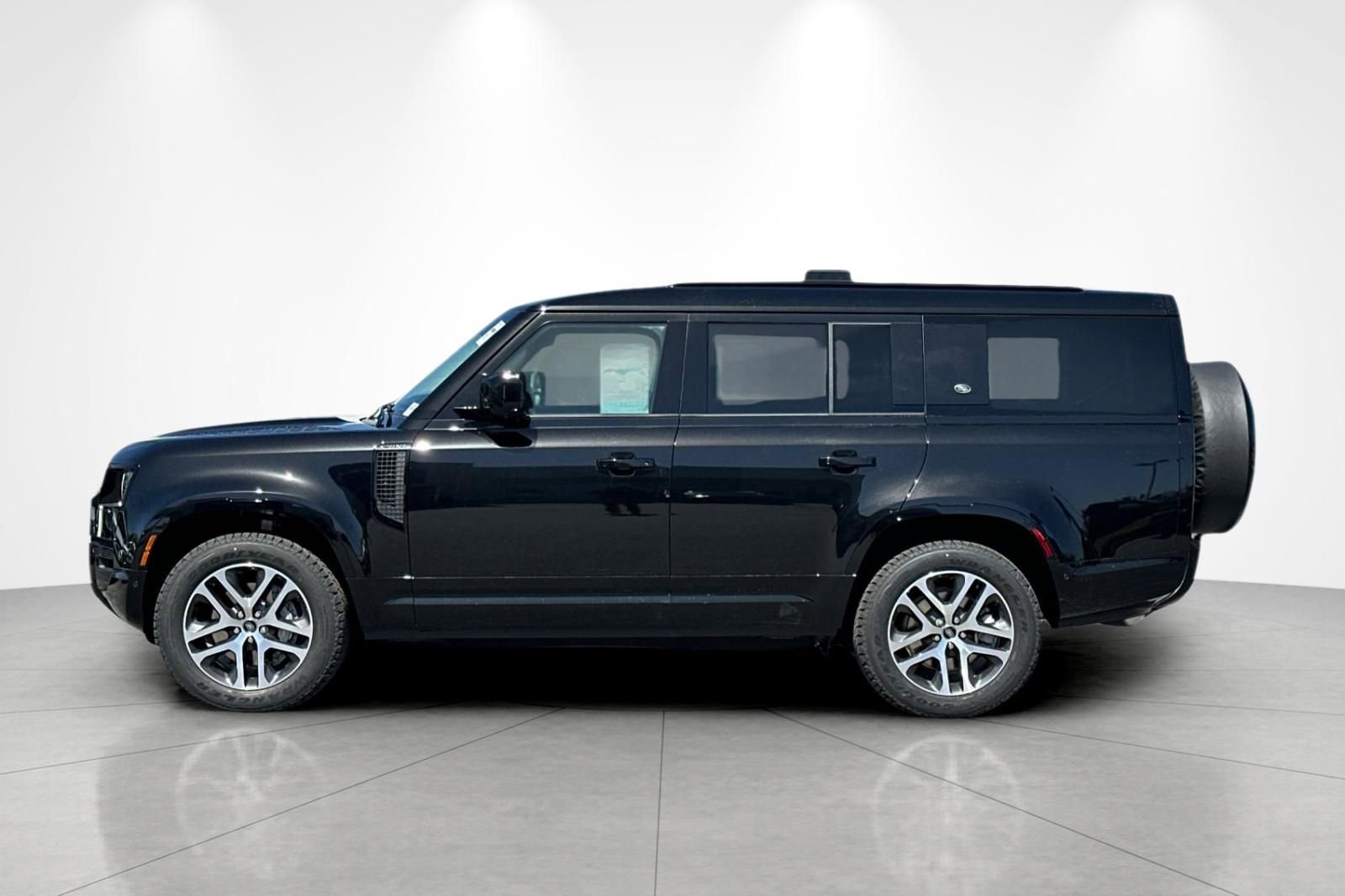 New 2024 Land Rover Defender 130 X-Dynamic SE image 3