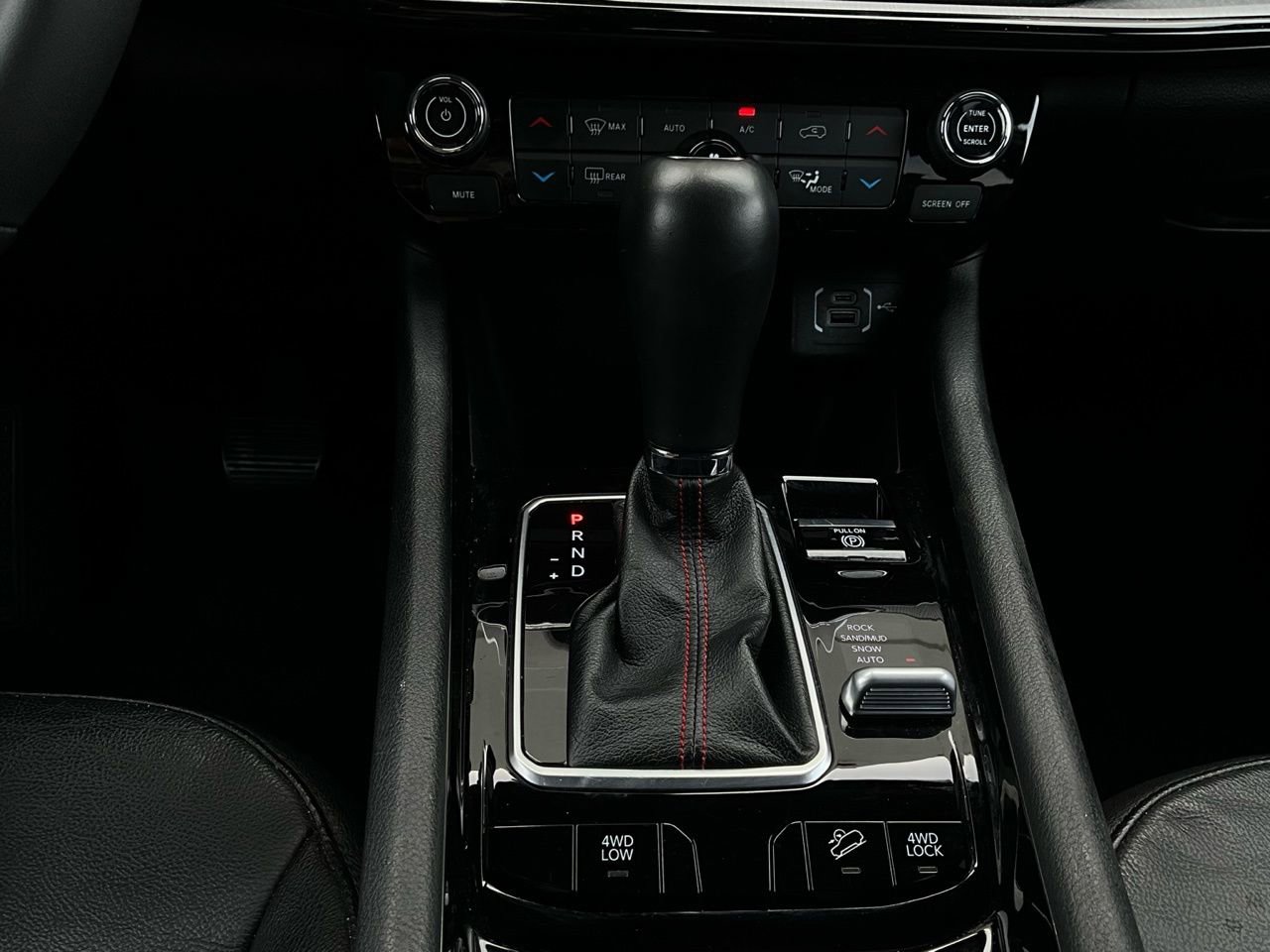 Used 2025 Jeep Compass Trailhawk w/ Trailer Tow Group image 24