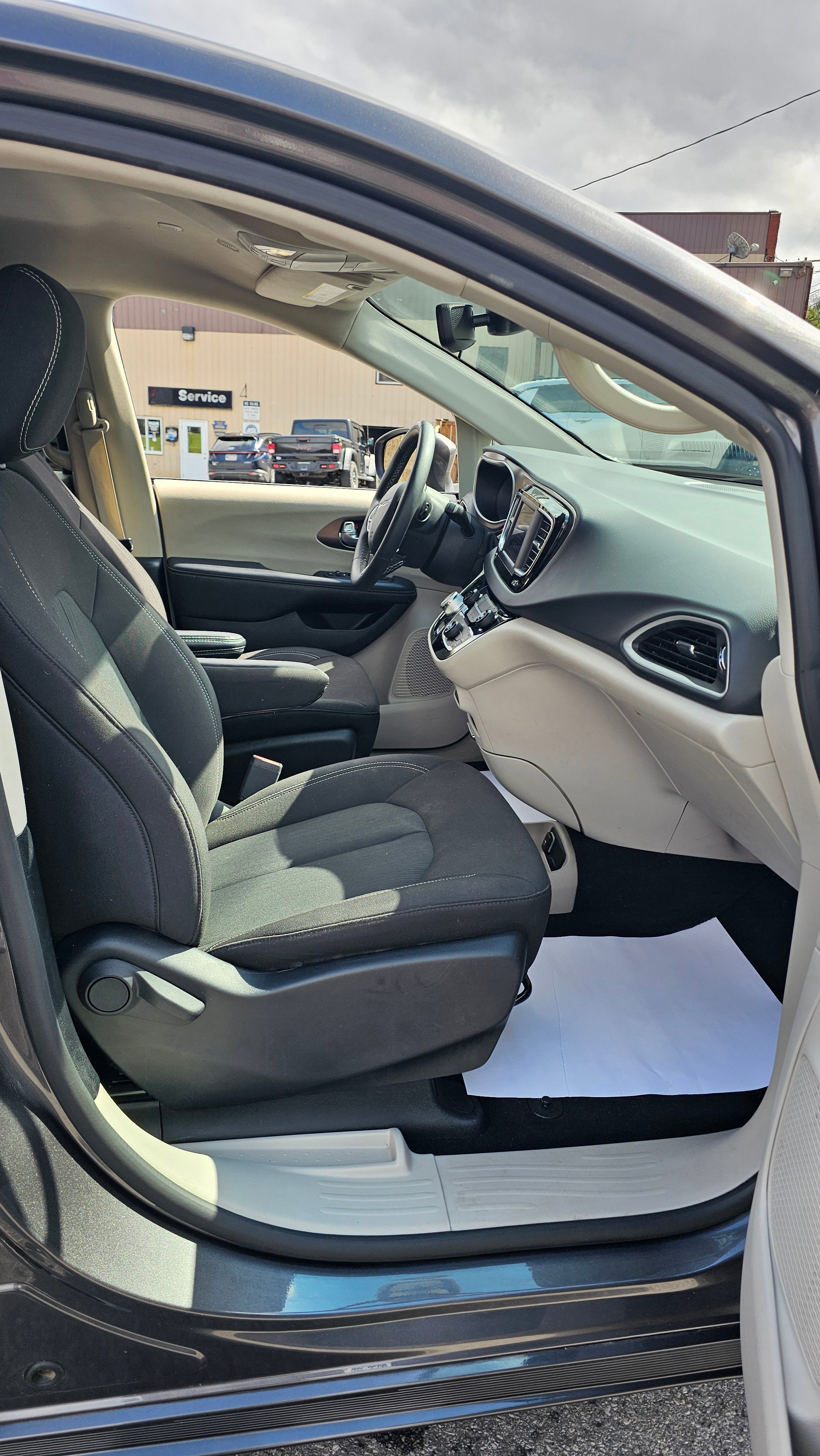 Used 2023 Chrysler Voyager LX image 5