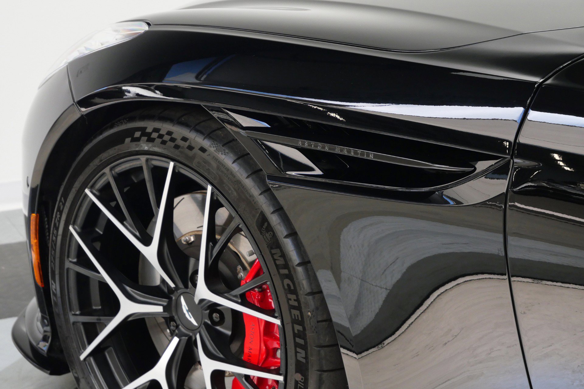 Used 2025 Aston Martin DB12 Convertible RWD image 47
