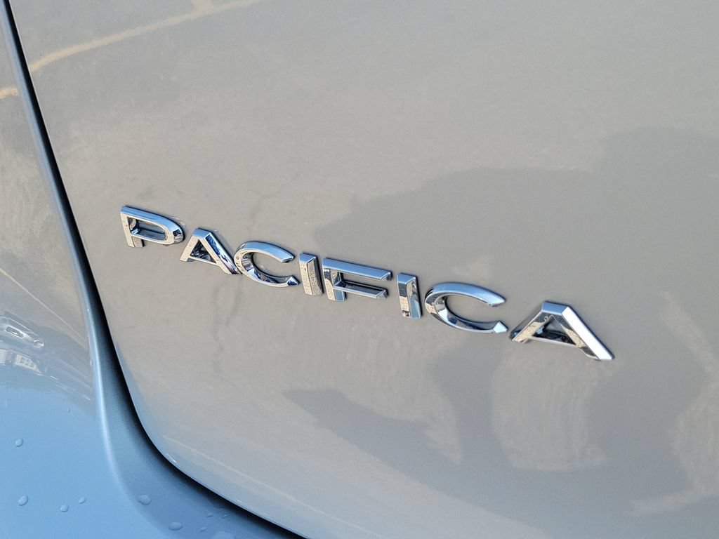 Certified 2024 Chrysler Pacifica Touring-L FWD image 7