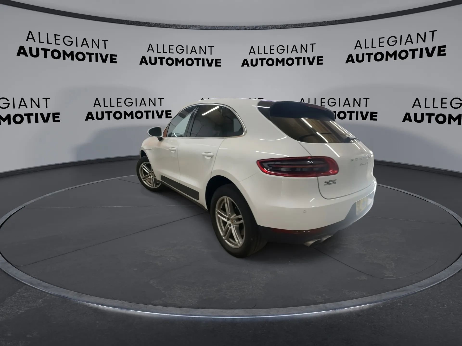 Used 2017 Porsche Macan S image 8