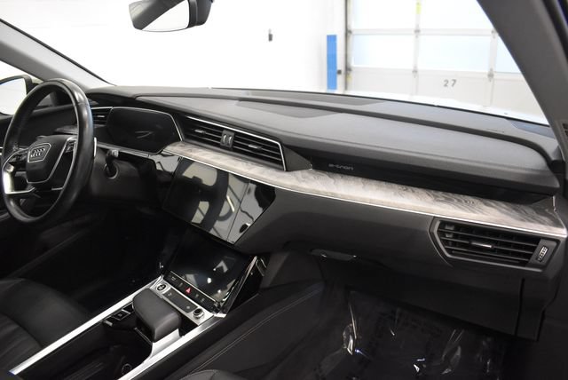 Used 2021 Audi e-tron Premium w/ Convenience Plus Package AWD/4WD image 17