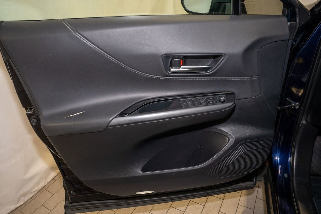 Used 2021 Toyota Venza LE image 11