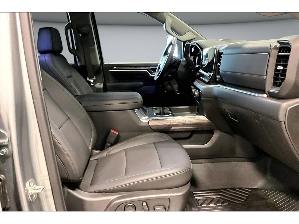 Used 2026 Chevrolet Silverado 2500 LTZ w/ LTZ Convenience Package AWD/4WD image 8
