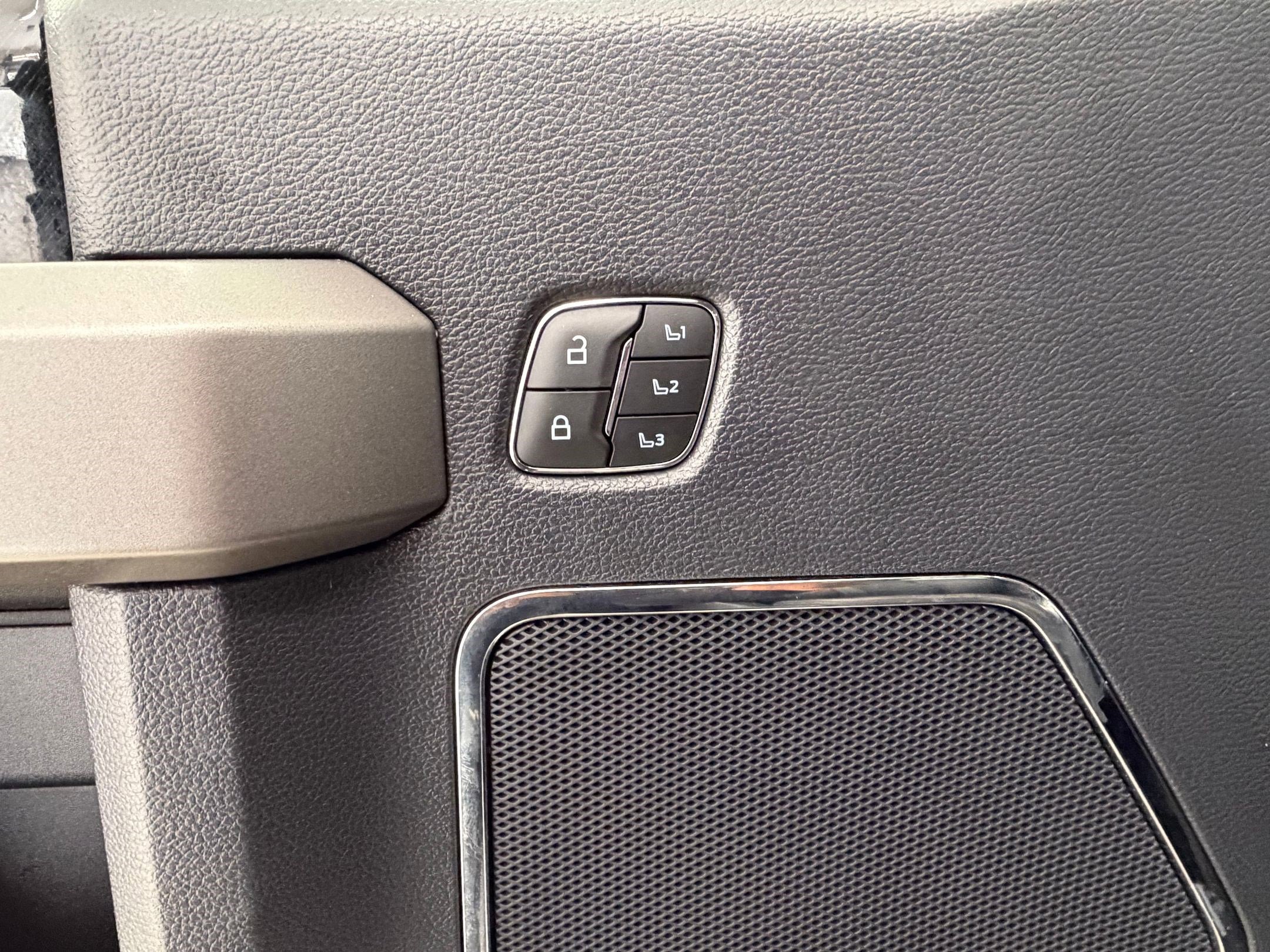 Certified 2022 Ford F450 Platinum w/ FX4 Off-Road Package image 18