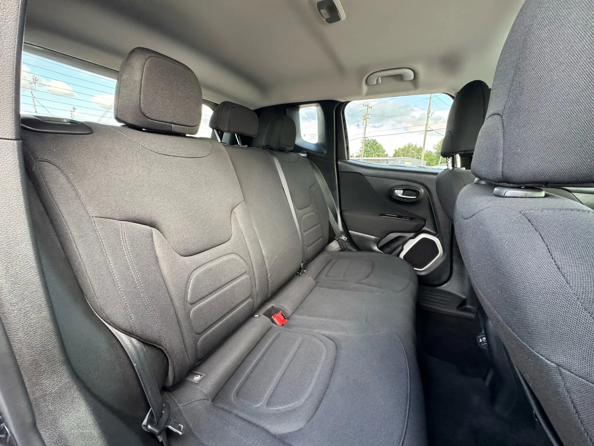 Used 2018 Jeep Renegade Latitude FWD image 19