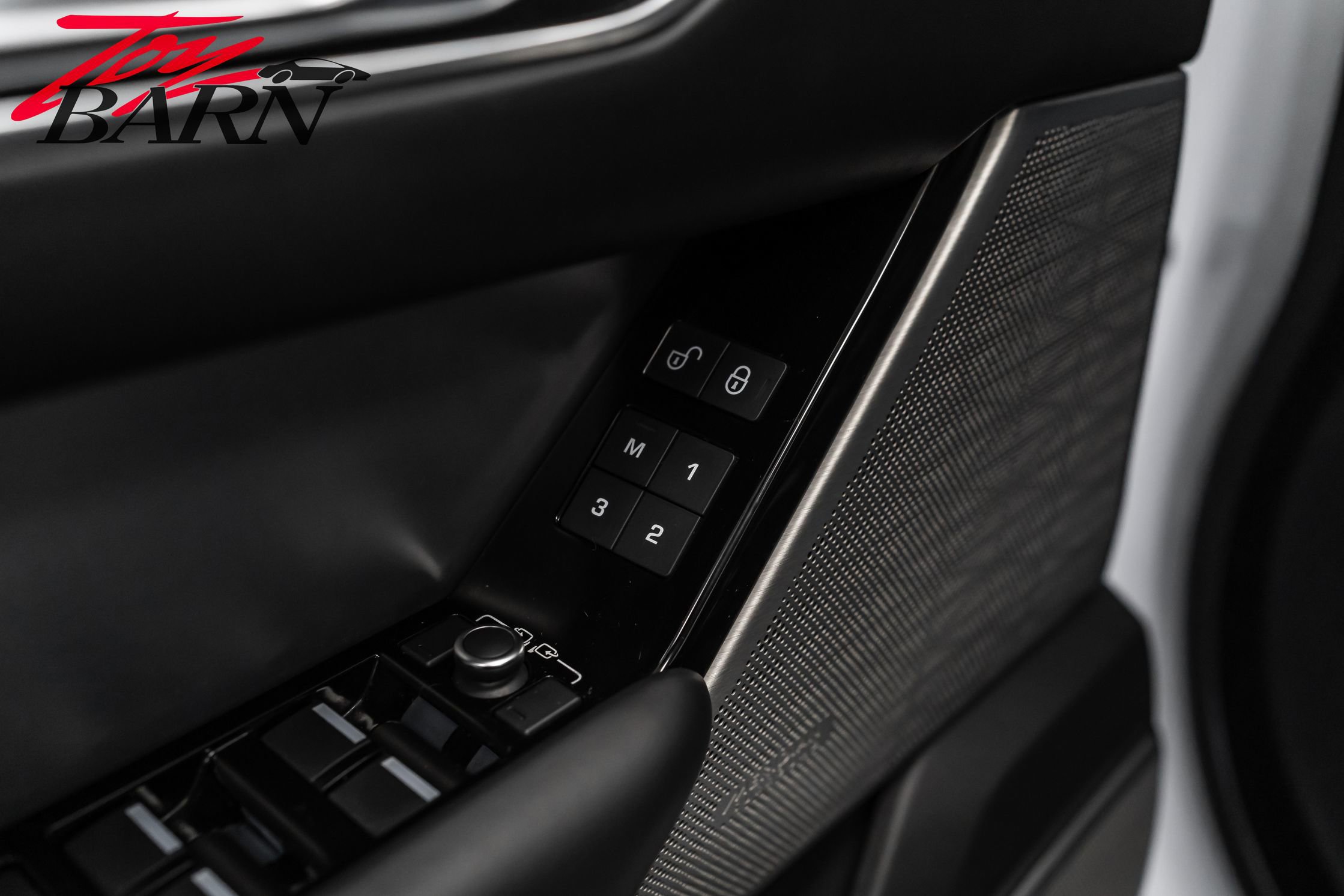 Used 2018 Land Rover Range Rover Velar R-Dynamic HSE image 23