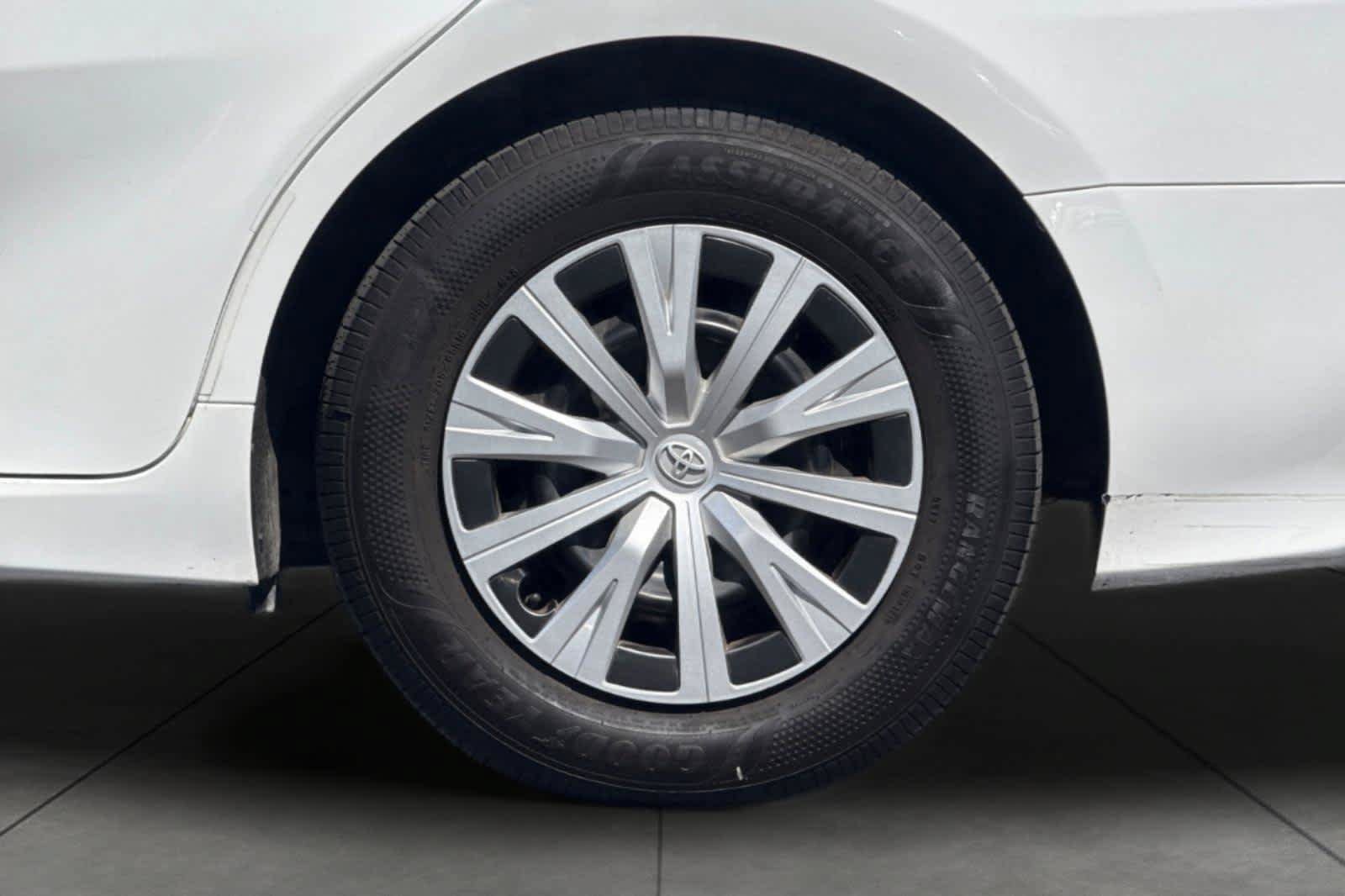Used 2020 Toyota Camry LE w/ Preferred Accessory Package FWD image 11