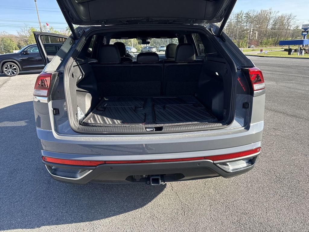 Used 2025 Volkswagen Atlas Cross Sport SE w/ Black Wheel Package image 41
