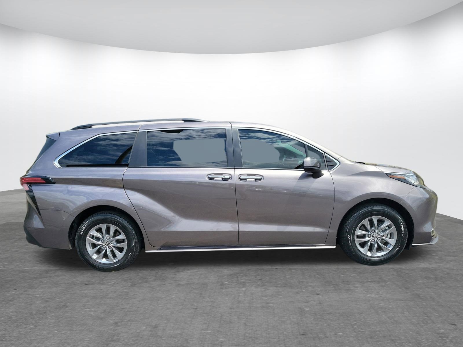 Used 2022 Toyota Sienna XLE w/ XLE Plus Package FWD image 24
