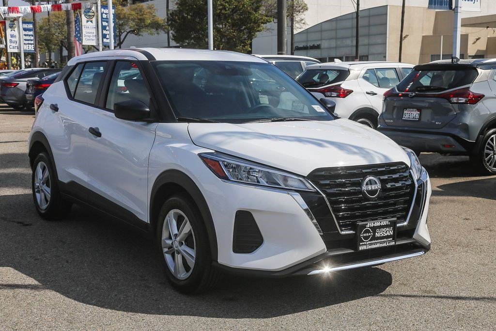 Certified 2025 Nissan Kicks Play S image 3