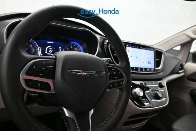 Used 2023 Chrysler Pacifica Touring-L FWD image 10