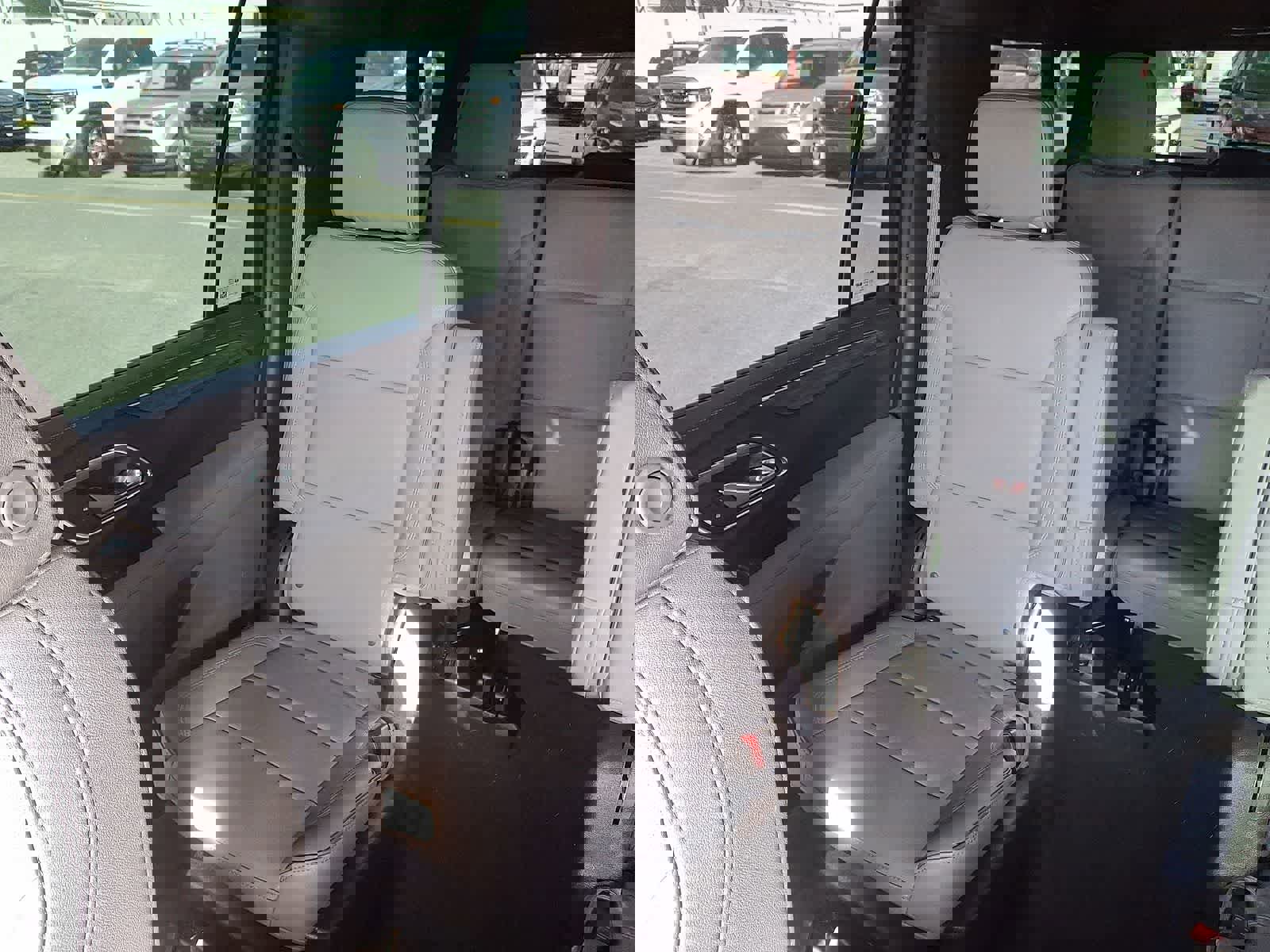 Used 2022 GMC Yukon XL SLT w/ SLT Luxury Package image 12