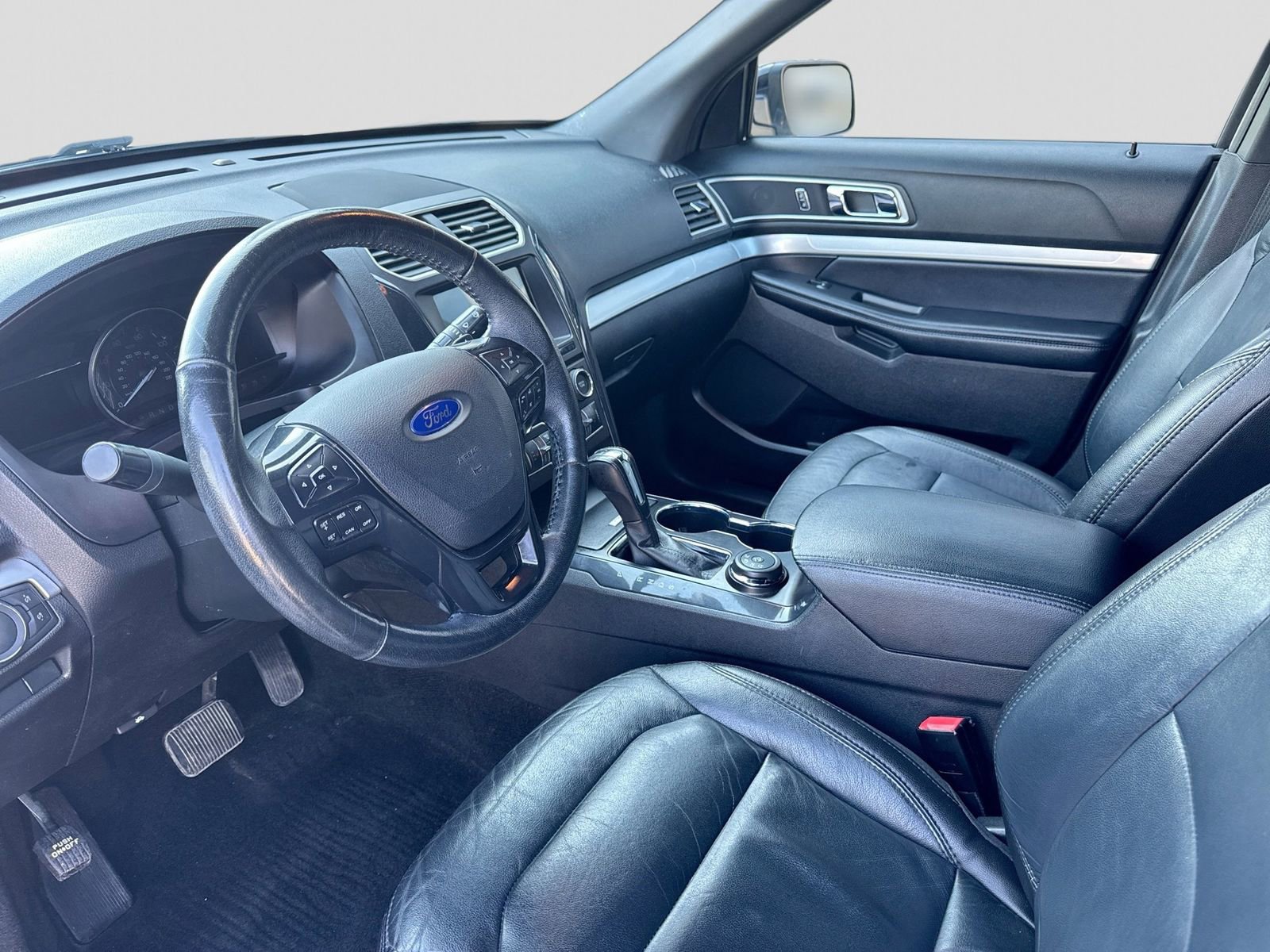 Used 2017 Ford Explorer XLT w/ Equipment Group 202A image 2