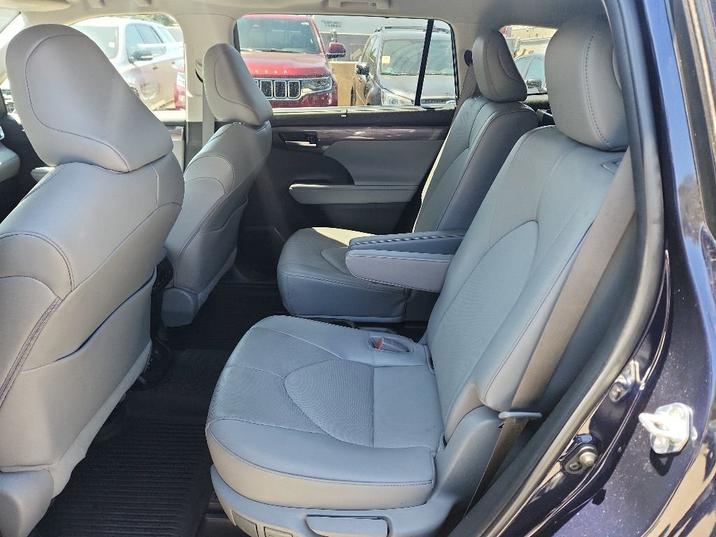 Used 2022 Toyota Highlander Limited FWD image 11