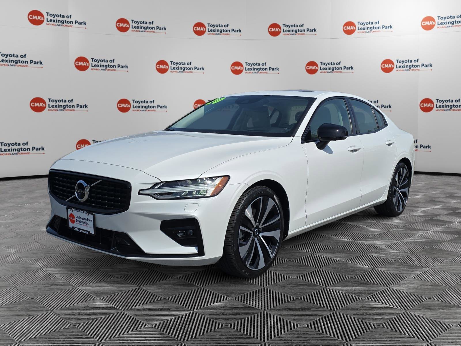 Used 2022 Volvo S60 B5 Momentum w/ Advanced Package image 3