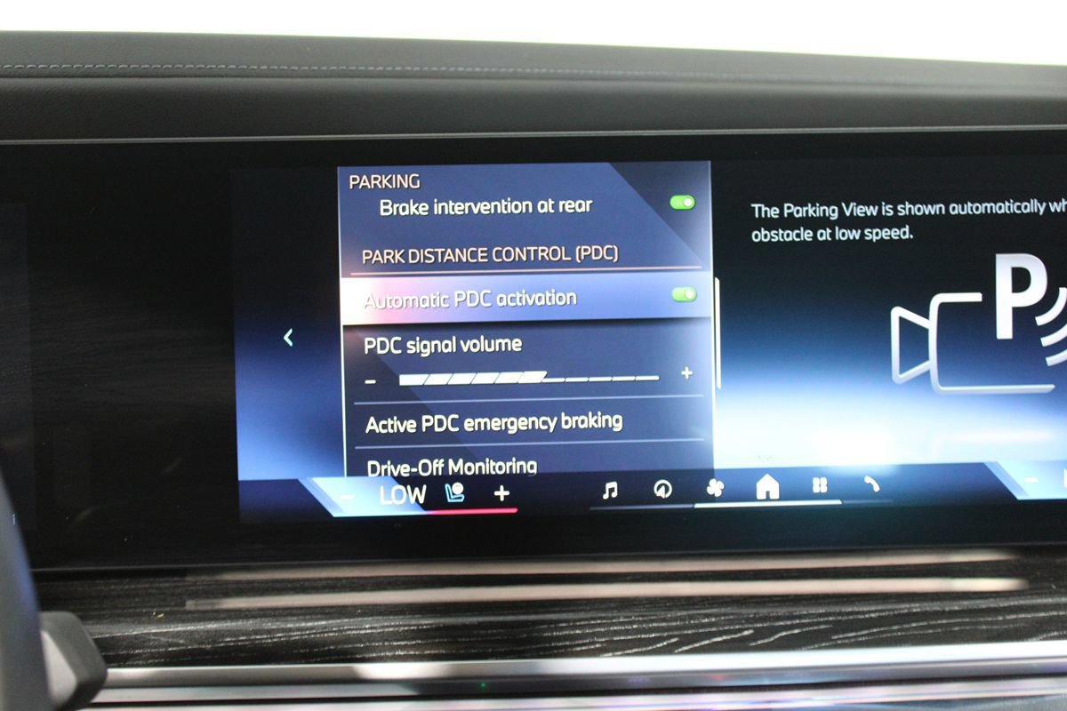Used 2024 BMW i7 xDrive60 AWD/4WD image 25