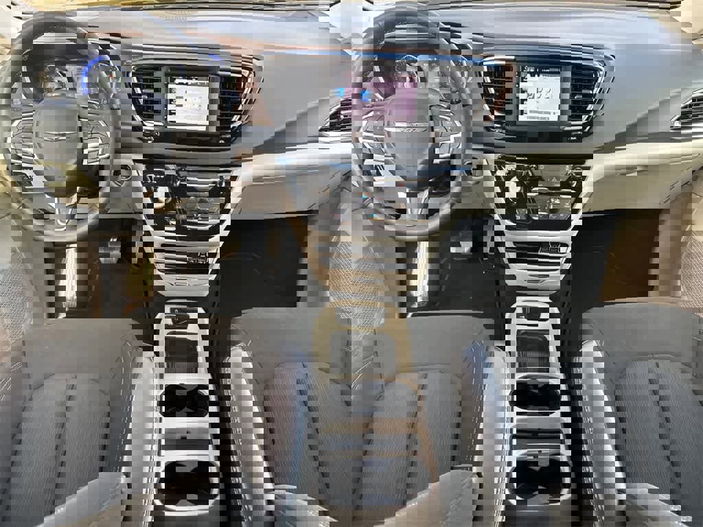 Used 2023 Chrysler Voyager LX image 19