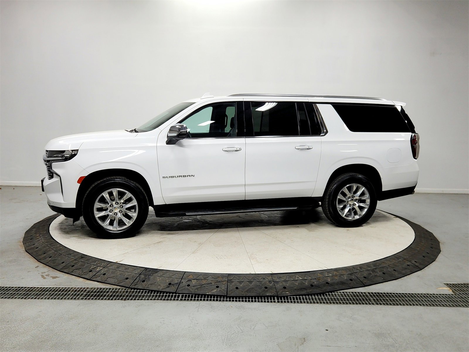 Used 2023 Chevrolet Suburban Premier image 4