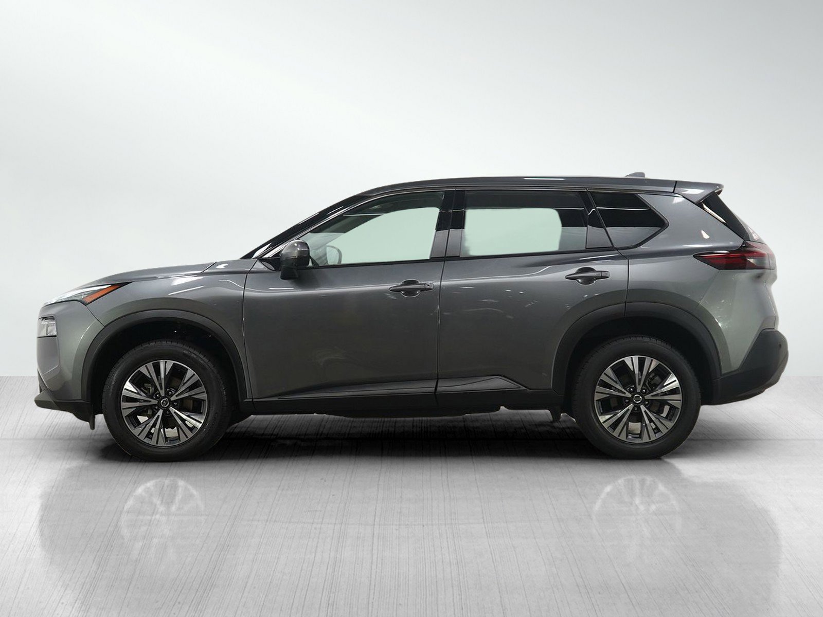 Used 2021 Nissan Rogue SV image 2