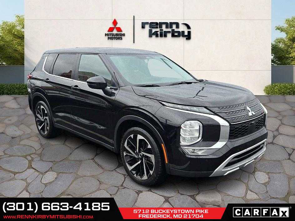 Used 2024 Mitsubishi Outlander SE image 1