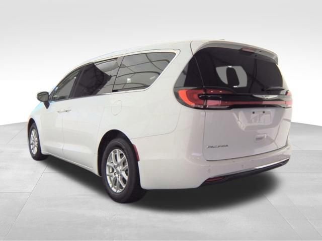 Used 2023 Chrysler Pacifica Touring-L FWD image 6