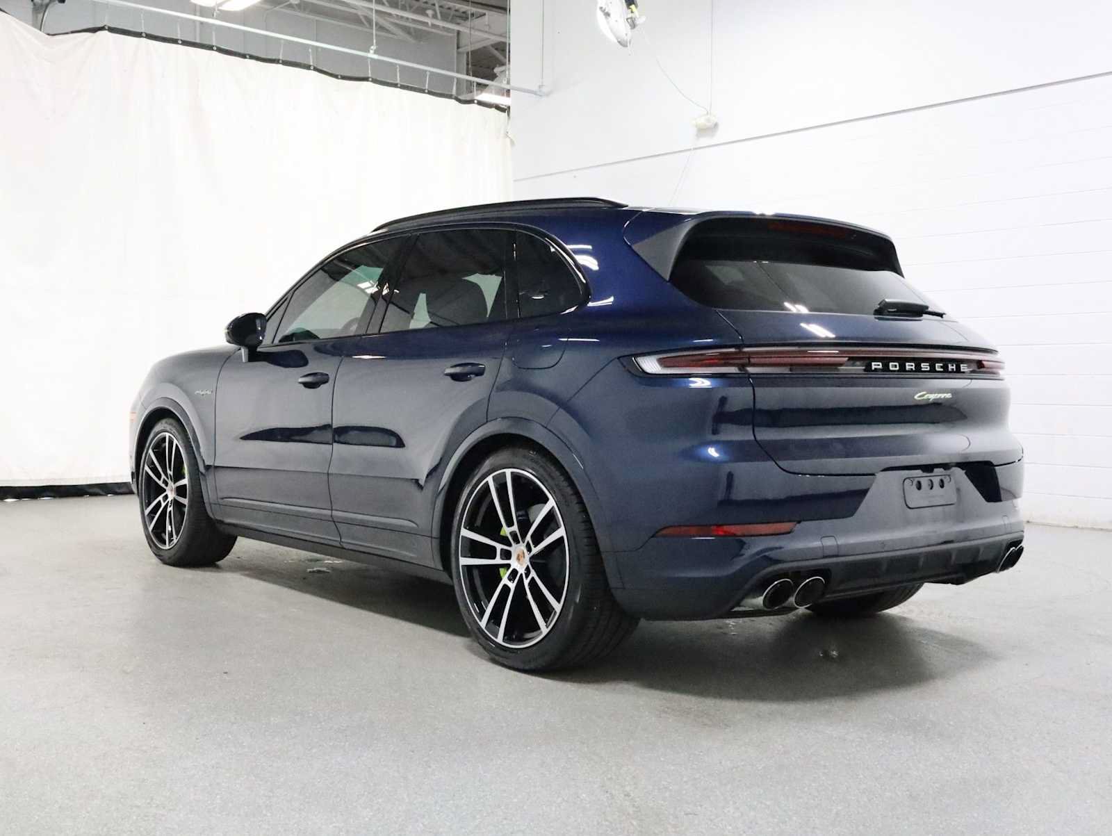 Certified 2025 Porsche Cayenne E-Hybrid AWD/4WD image 3