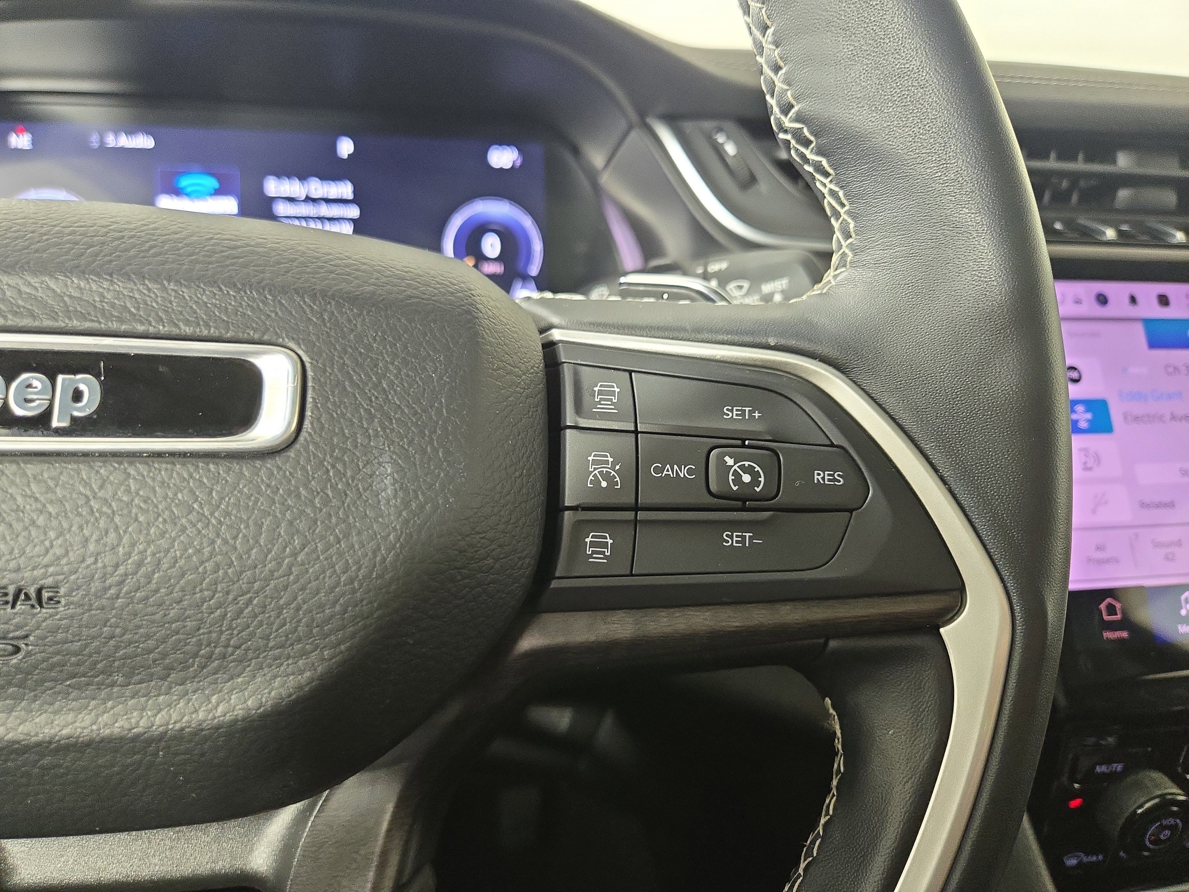 Used 2022 Jeep Grand Cherokee Limited AWD/4WD image 16
