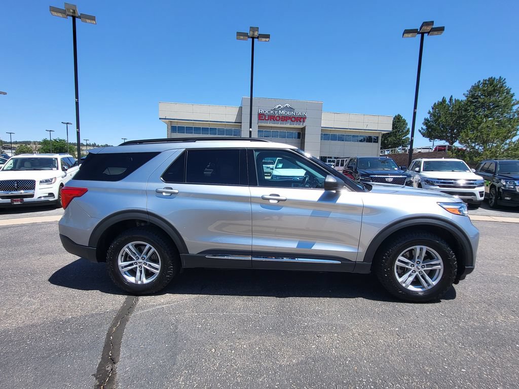 Used 2023 Ford Explorer XLT AWD/4WD image 3