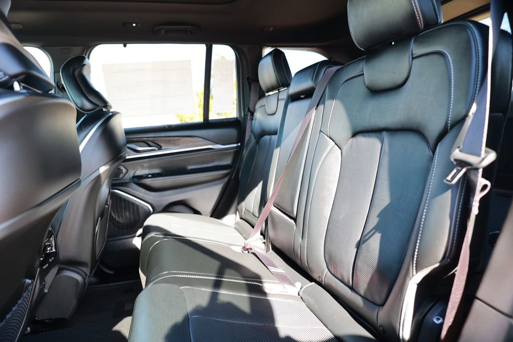 New 2025 Jeep Grand Cherokee Overland w/ Luxury Tech Group IV image 31