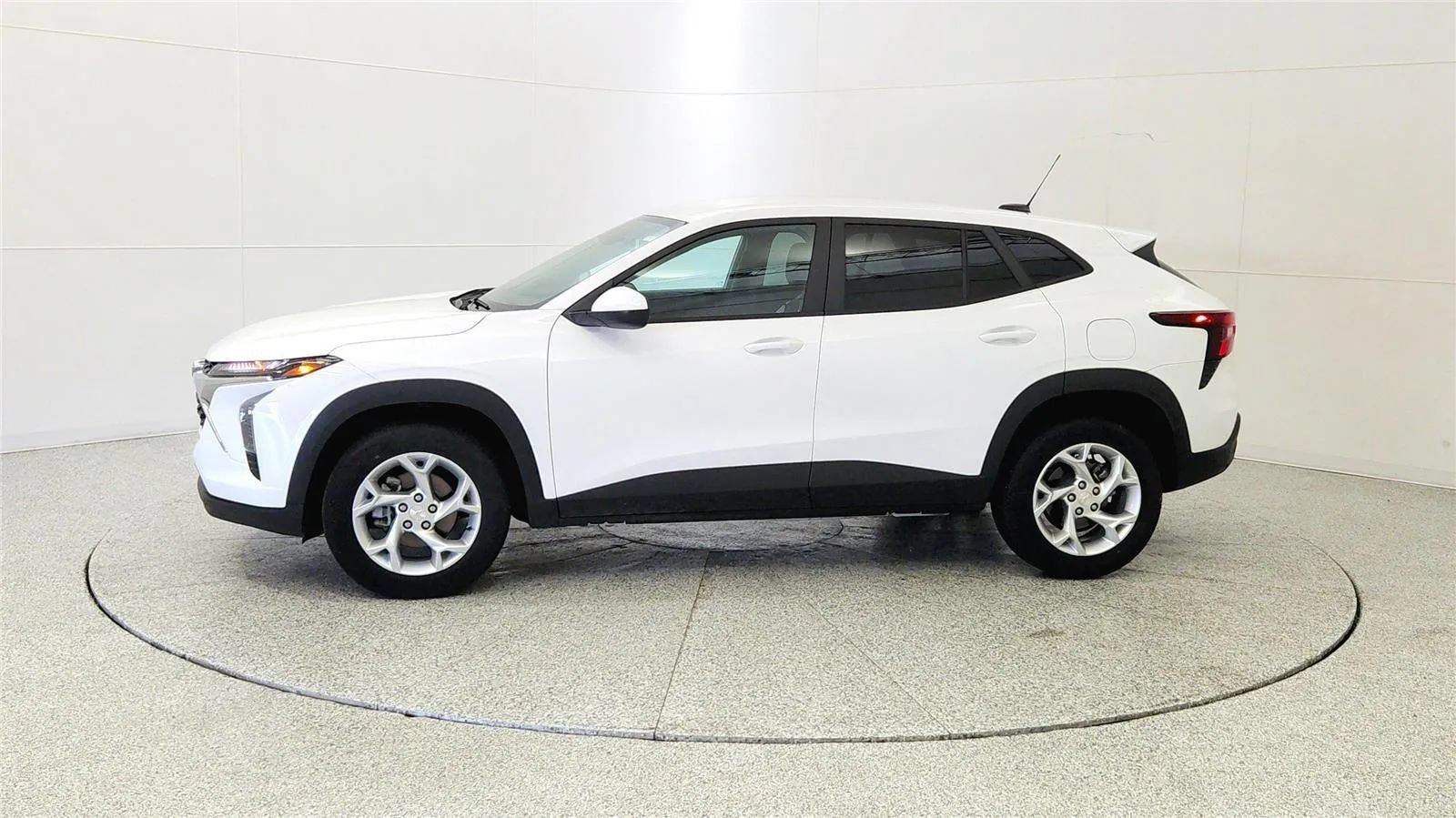 Used 2024 Chevrolet Trax LS w/ LS Convenience Package FWD image 4