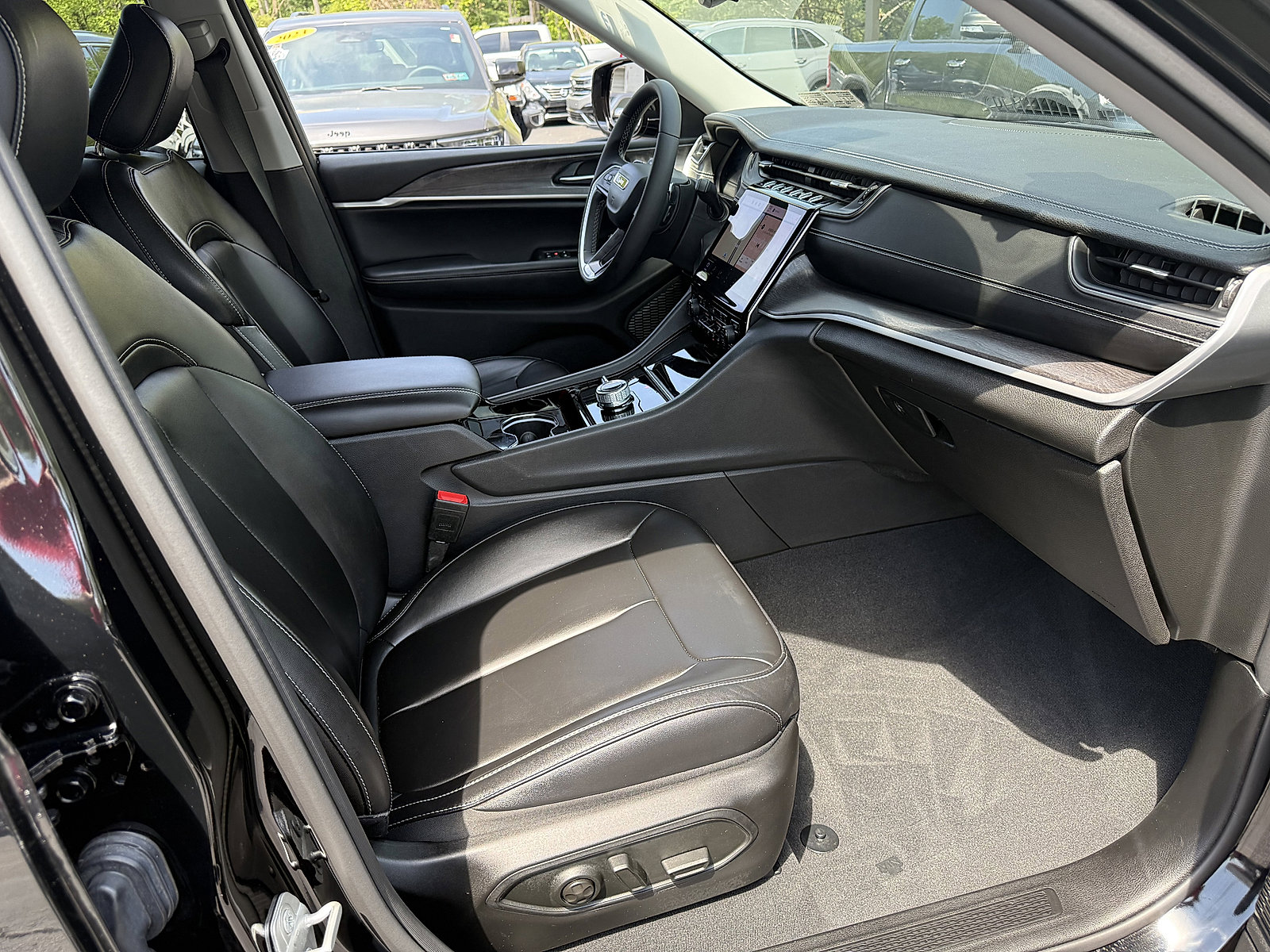 Certified 2023 Jeep Grand Cherokee Limited w/ Black Appearance Package AWD/4WD image 14