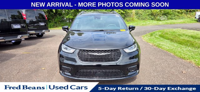 Used 2025 Chrysler Pacifica Limited FWD image 2