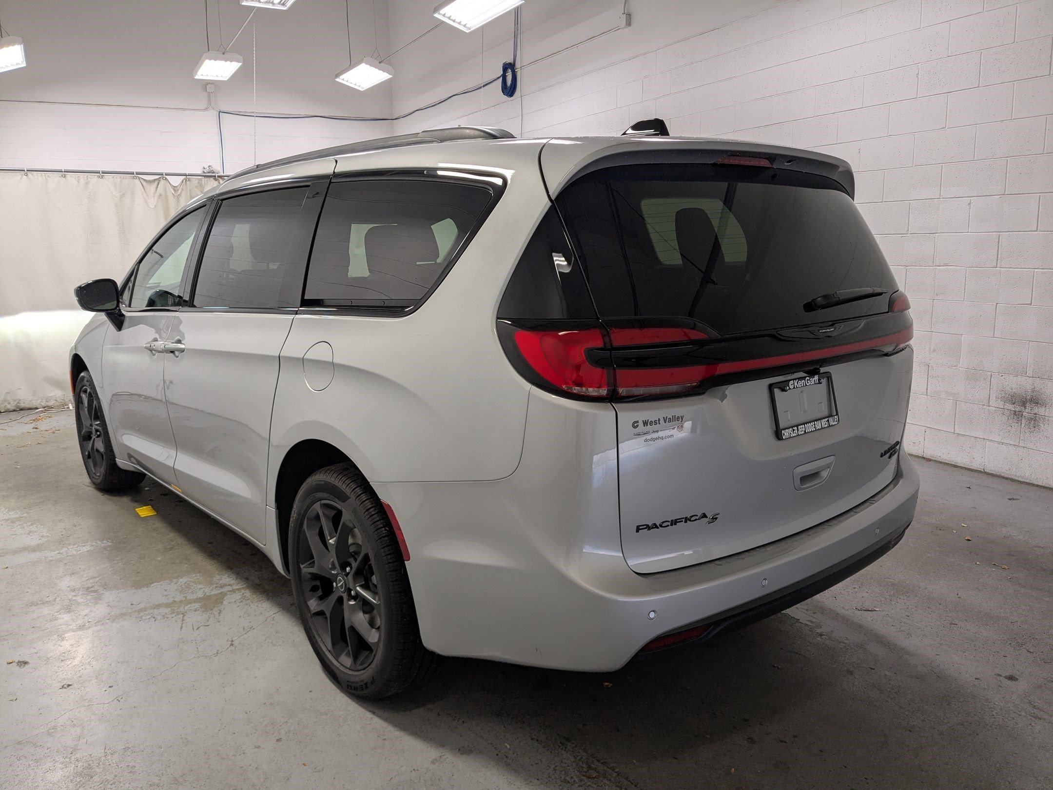 New 2026 Chrysler Pacifica Limited w/ S Appearance Package AWD/4WD image 8