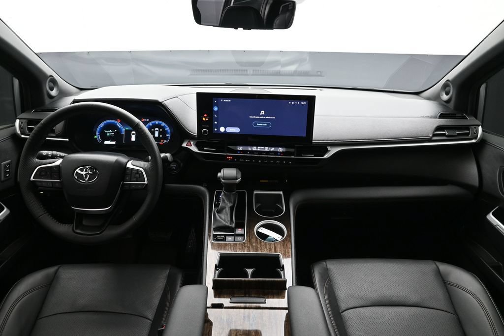 Used 2025 Toyota Sienna Limited AWD/4WD image 13