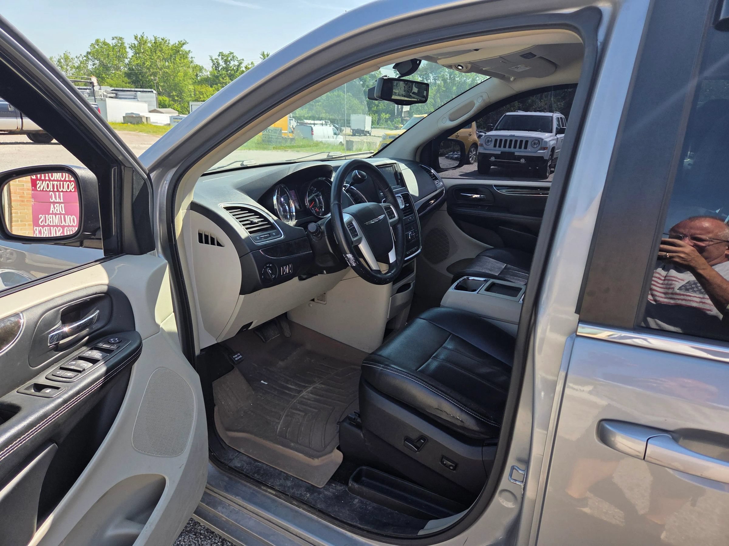 Used 2014 Chrysler Town & Country Touring-L FWD image 11