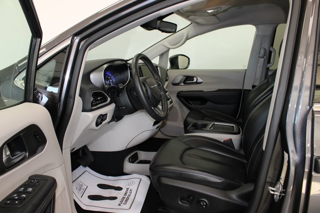 Used 2023 Chrysler Pacifica Touring-L FWD image 3