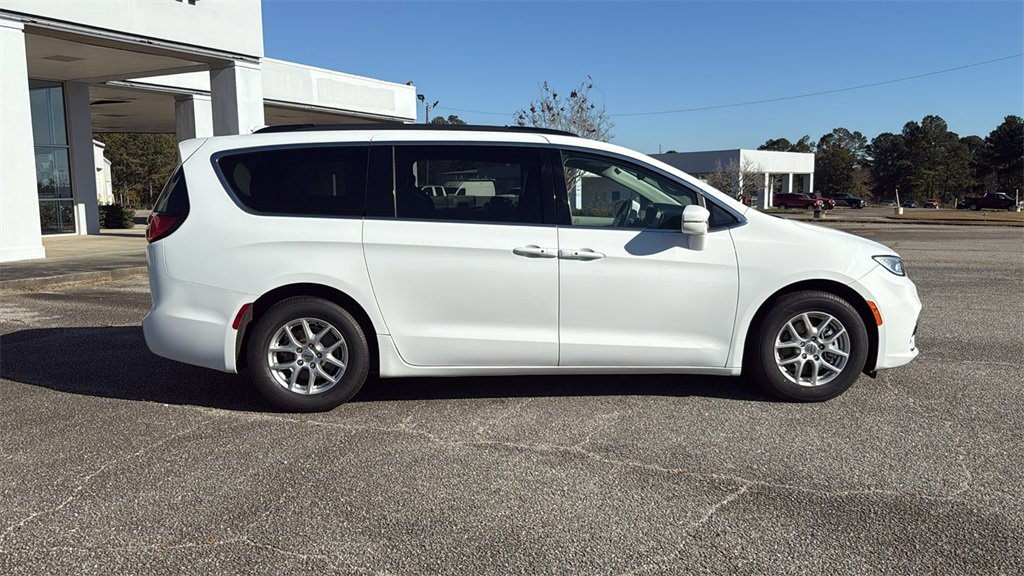 Used 2022 Chrysler Pacifica Touring-L image 9