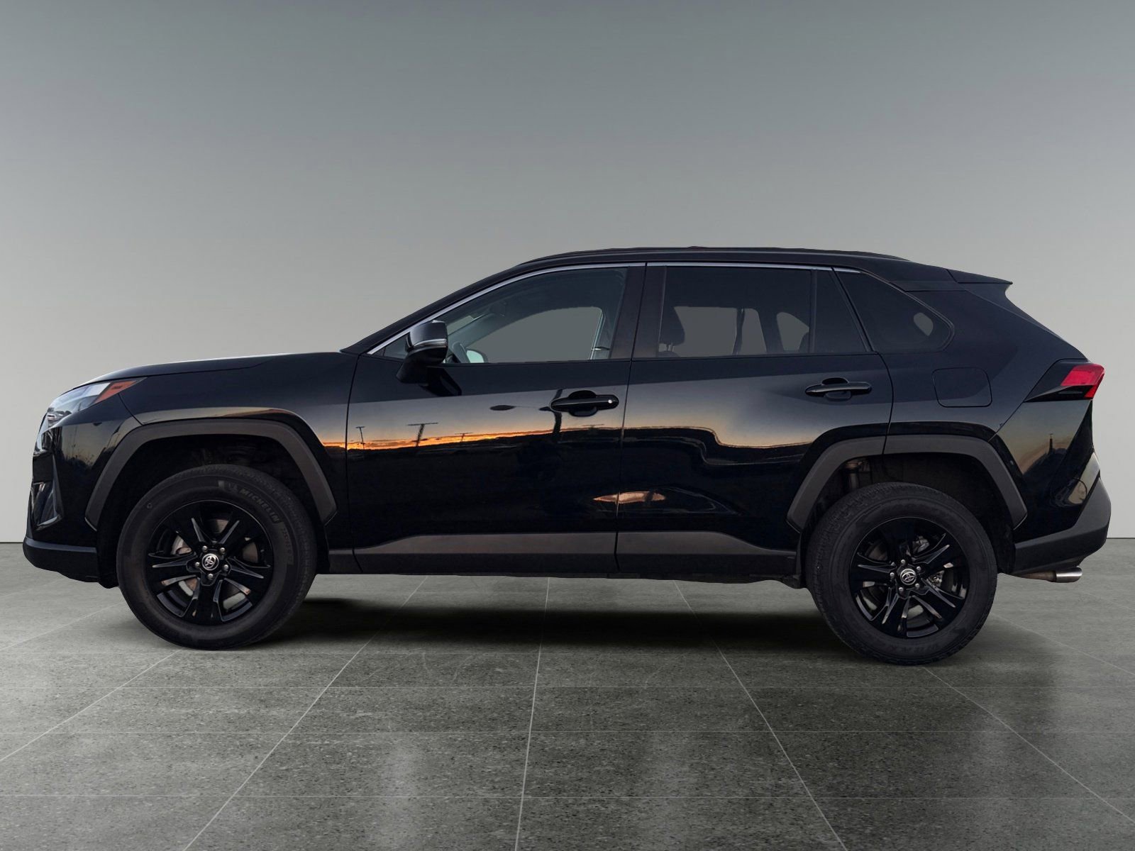 Used 2022 Toyota RAV4 XLE image 2